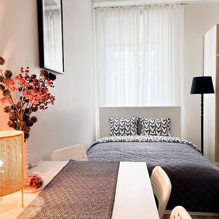 Bright Spacious Apartment In Riga With Free Parking Ngoại thất bức ảnh