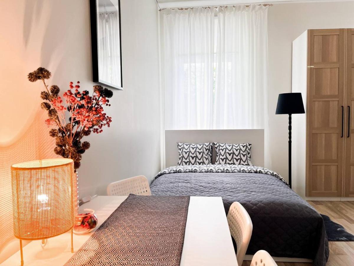Bright Spacious Apartment In Riga With Free Parking Ngoại thất bức ảnh